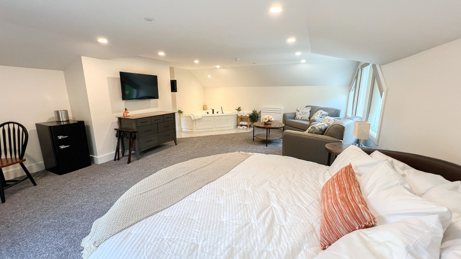 Bedroom 3, Four Seasons For Fun, Wayne