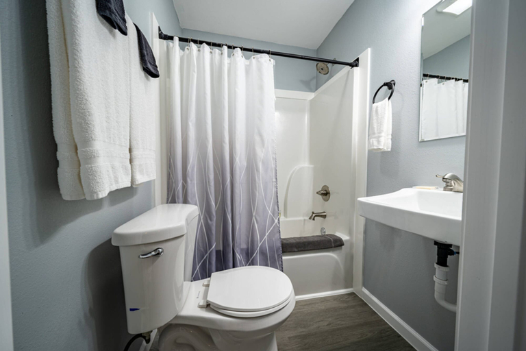 Bathroom, The Crossroad Inn, Clay