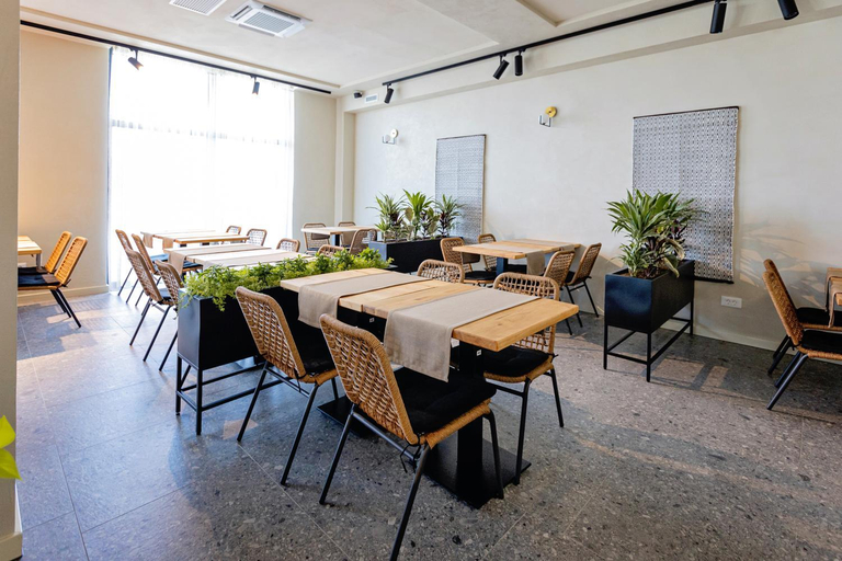 Food & Drinks 3, Complex Acom, Hidiselu De Sus
