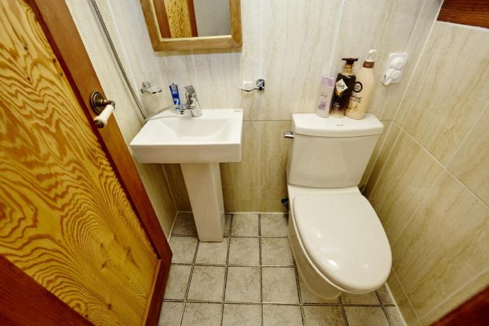 Bathroom 2, Jeonju Nostalgic Home, Jeonju
