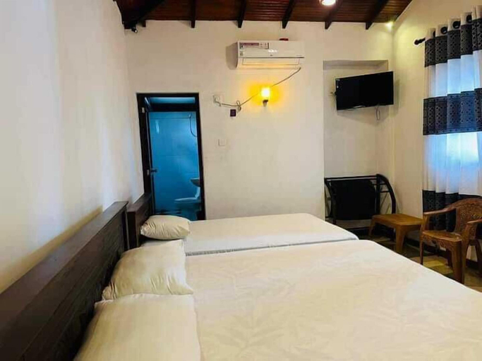 Bedroom 2, Hotel Miami, N. Palatha Central