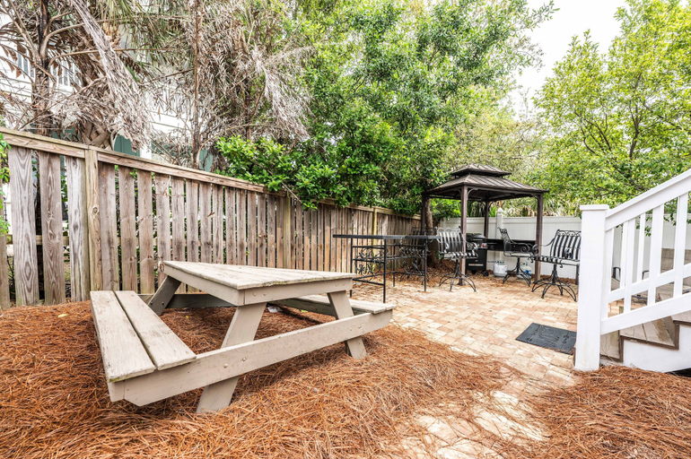 Others 3, Beach House with PRIVATE POOL & 14 BIKES, Walton