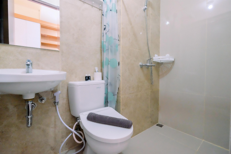 Bathroom 5, Good and Homey Studio at Transpark Cibubur Apartment By Travelio, Depok