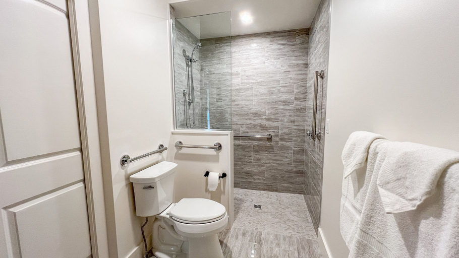 Bathroom 4, Four Seasons For Fun, Wayne