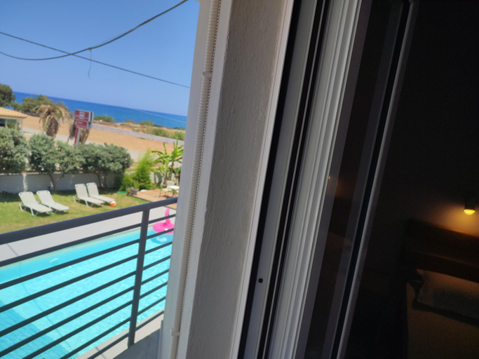 Others 4, Banana Moon, Crete