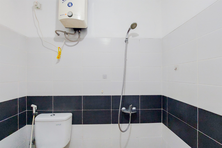 Bathroom 5, Modern Look 1BR Apartment at Scientia Residence By Travelio, Tangerang