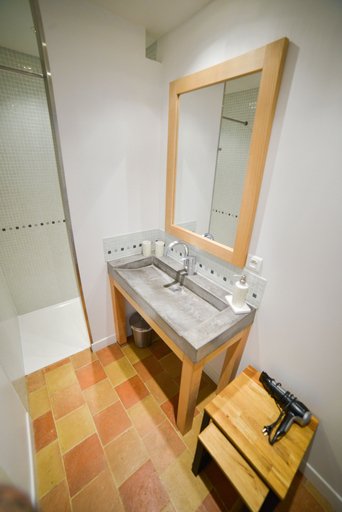 Bathroom 4, Les Caselles, Aveyron