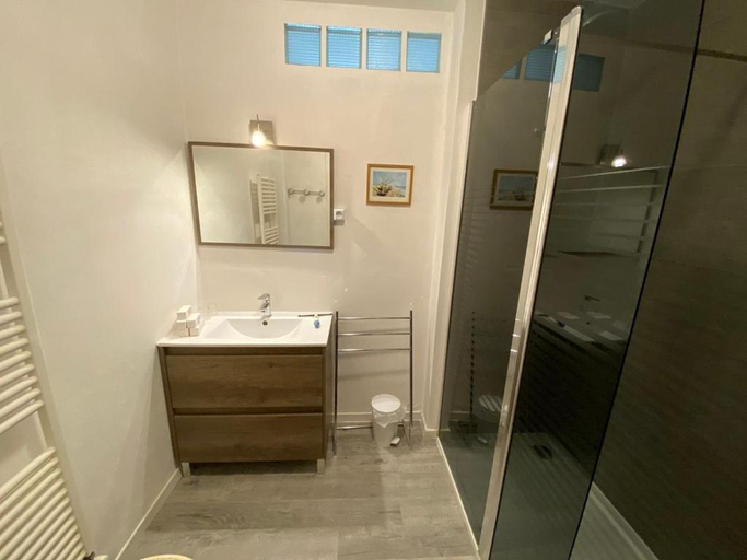 Bathroom 2, Residence Les Milandes, Gers
