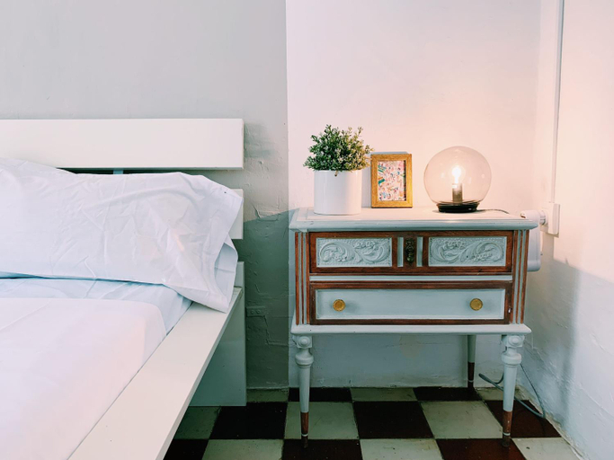 Facilities 2, Maria Magdalena - Room 6, Málaga
