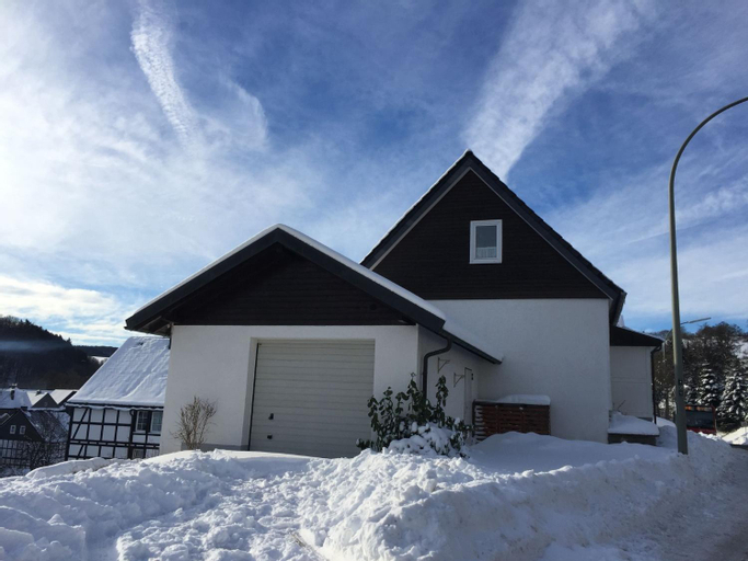 Modern Holiday Home in Deifeld with Private Garden, Hochsauerlandkreis