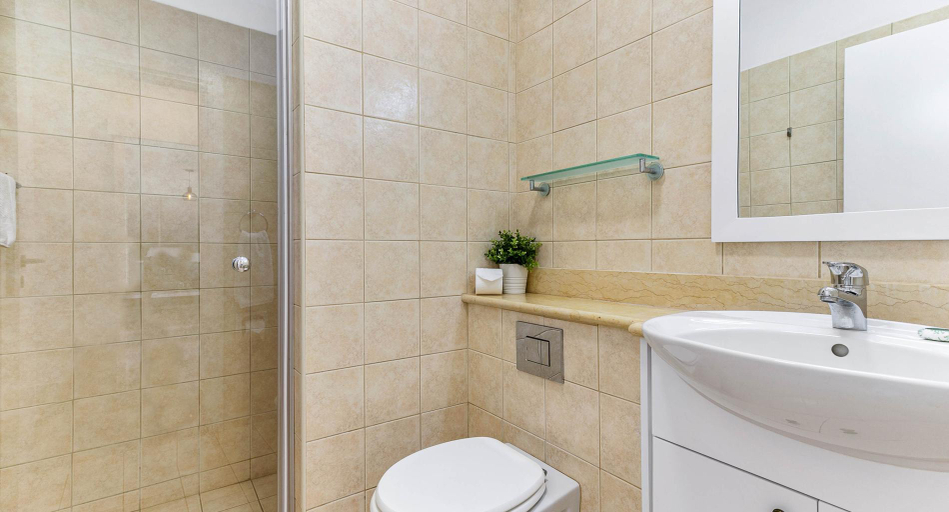 Bathroom 3, Apartment U2 - Zias