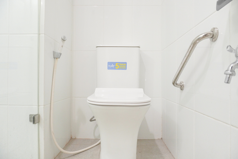 Bathroom 3, Comfortable 2BR at Semanggi Apartment By Travelio, Central Jakarta