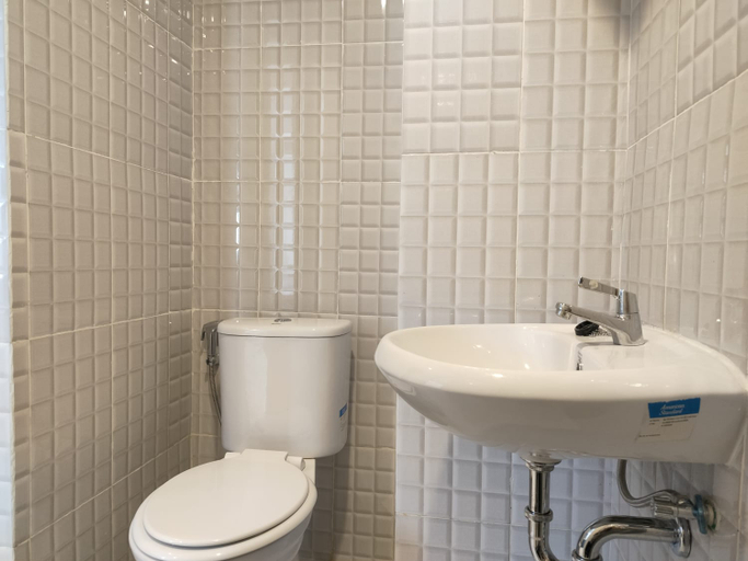 Bathroom 5, Alhesa Apartment, Medan
