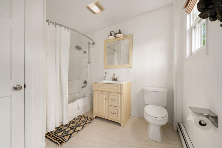 Bathroom 3, The Mountain Brook, Greene