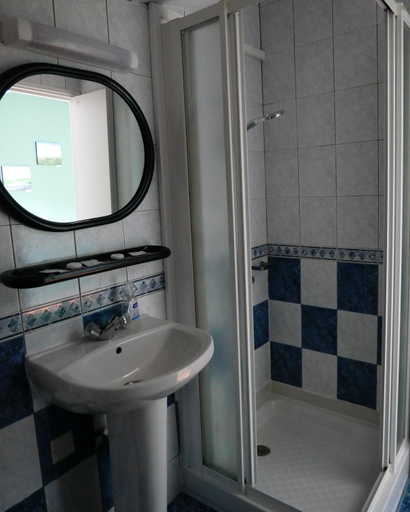 Bathroom 3, Hôtel Restaurant Trabenia, Pyrénées-Atlantiques