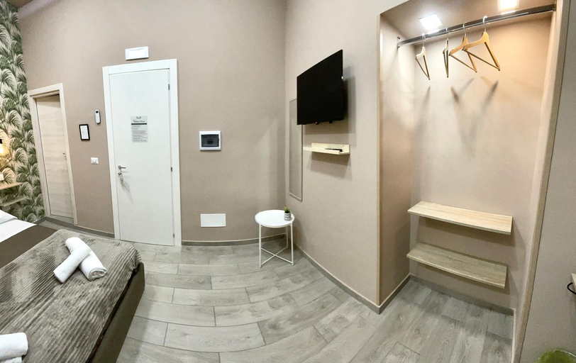 Bathroom 2, Valentine’s house, Napoli