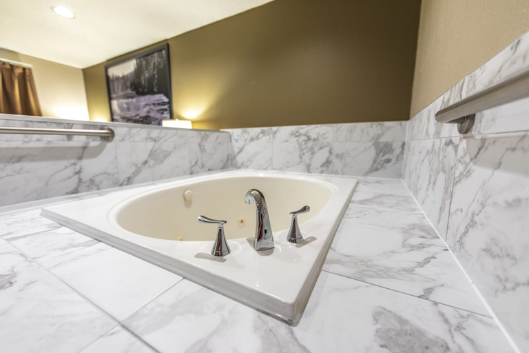 Bathroom 4, Super 8 by Wyndham Kamloops On The Hill, Thompson-Nicola