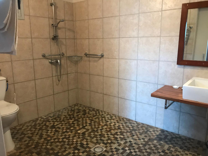 Bathroom 2, Le Passiflore, Koumac