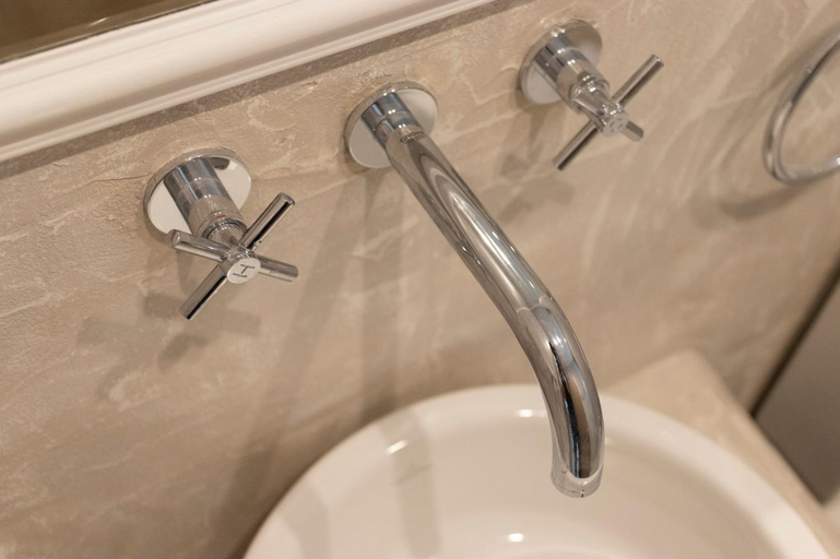Bathroom 4, Anavalos, Peloponnese