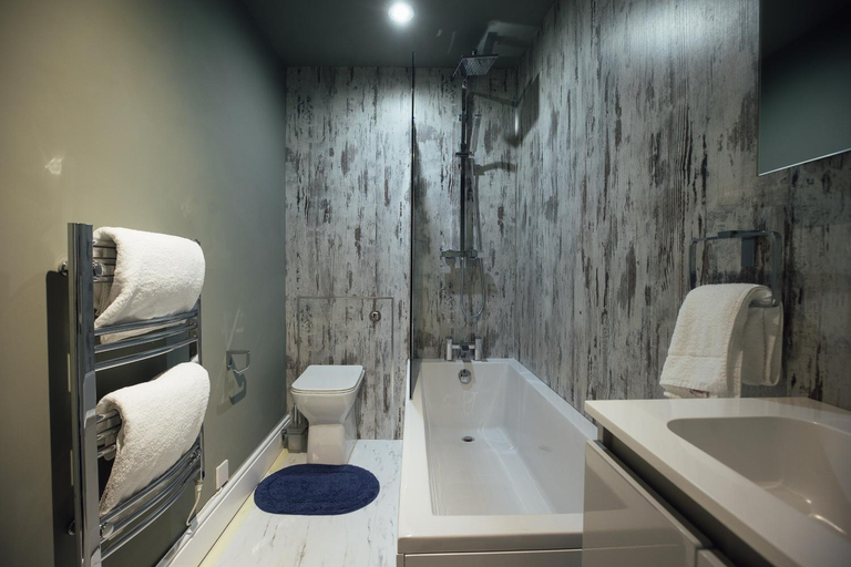 Bathroom 2, Penrhiw Farm B & B, Pembrokeshire