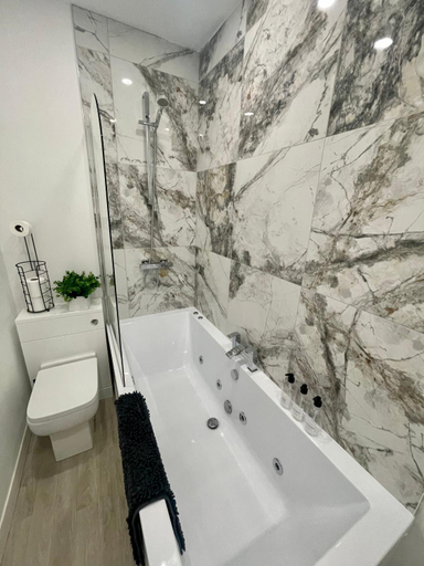 Bathroom 3, Osborne Luxury Hot Tub and Jacuzzi Suites, Blackpool