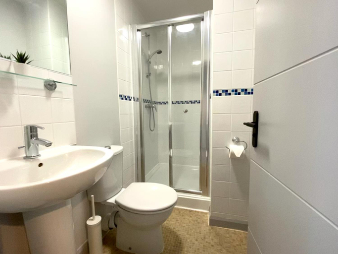 Others 2, Trendy Stylish Apartment! - 5 Minute Walk to the Best Beach! - Great Location - Parking - Fast WiFi , Poole