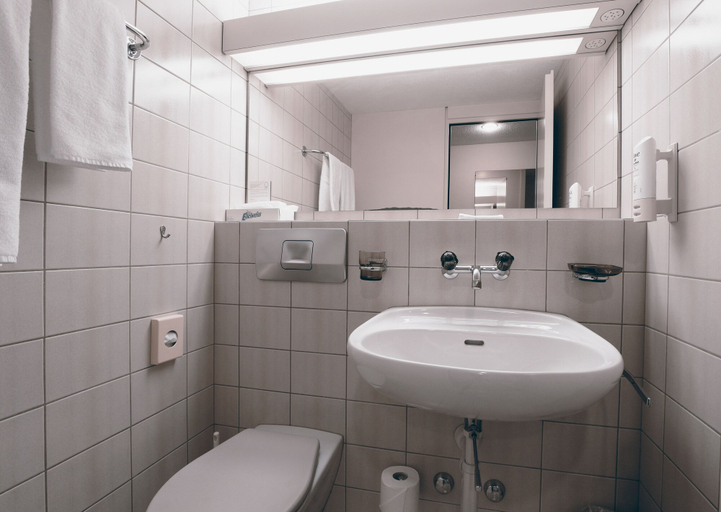 Bathroom 4, Hotel Thurgauerhof Self-Check-in, Weinfelden