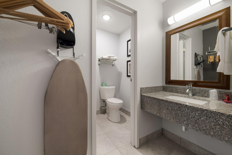 Bathroom 4, Econo Lodge Rockford Casino Area, Winnebago