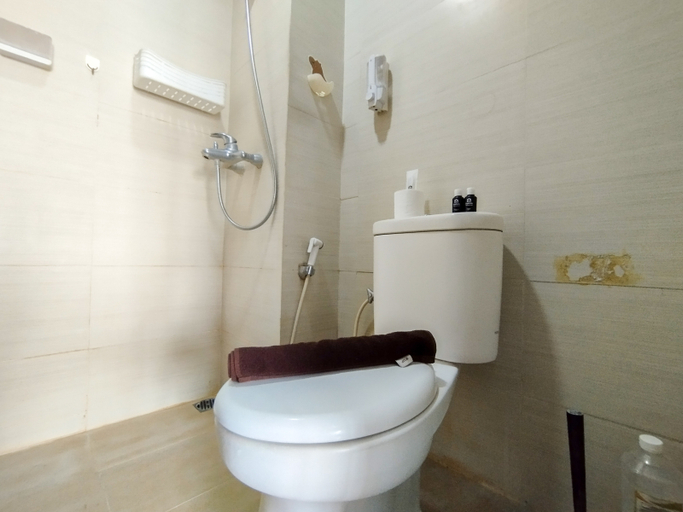 Bathroom 5, Strategic and Comfortable 2BR Apartment at Gateway Pasteur By Travelio, Bandung