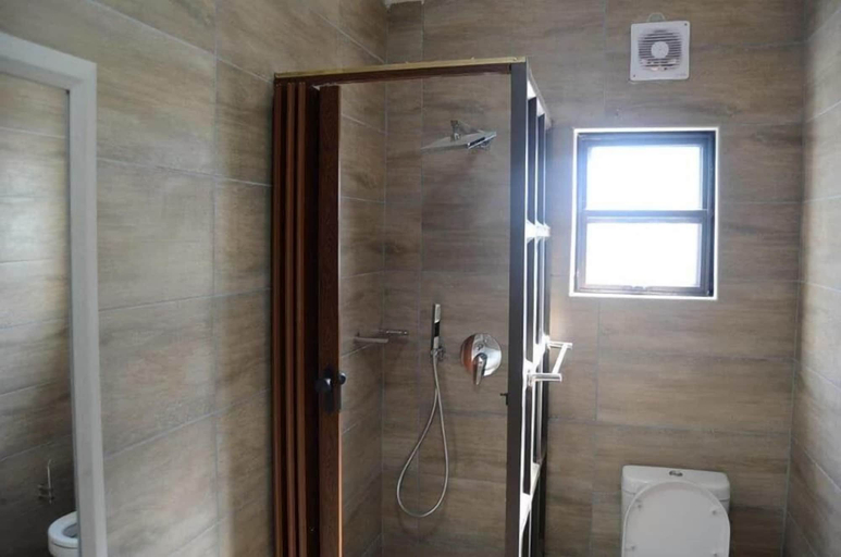 Bathroom 3, Starlight Inn, Chobe