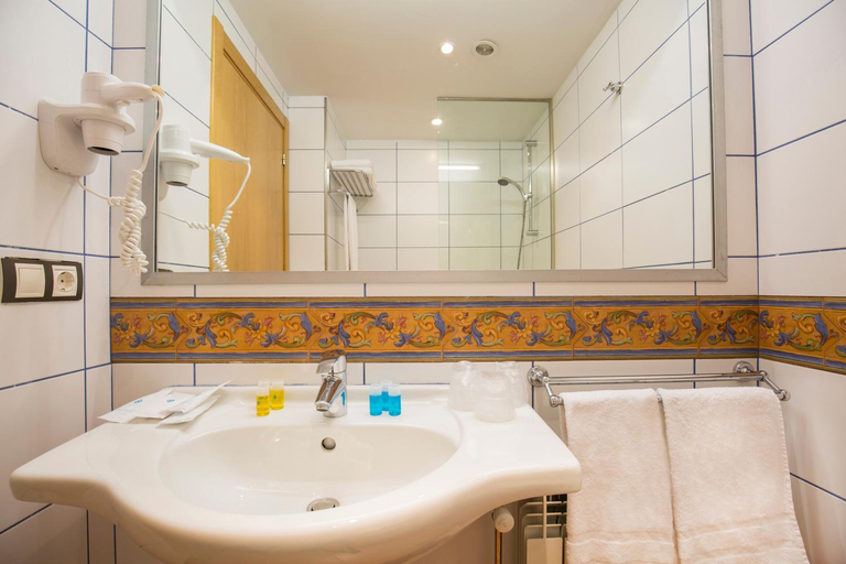 Bathroom 4, Hotel Catalunya Ski, Pyrénées-Orientales