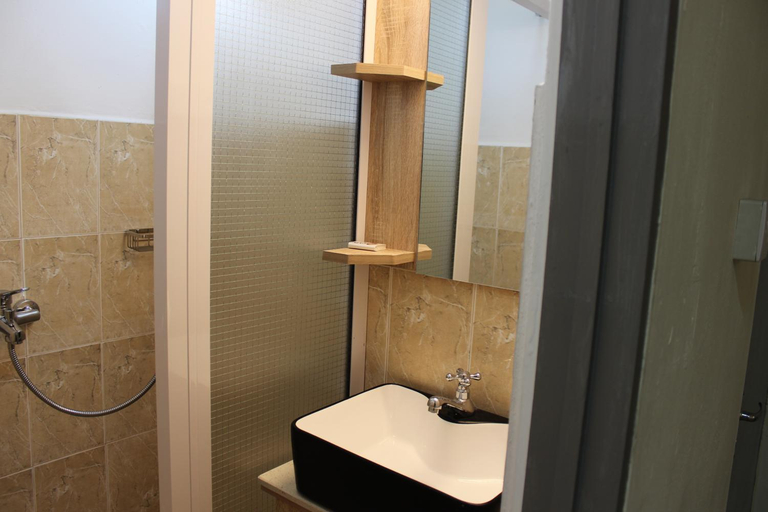 Bathroom 2, Sikamifer Guest House
