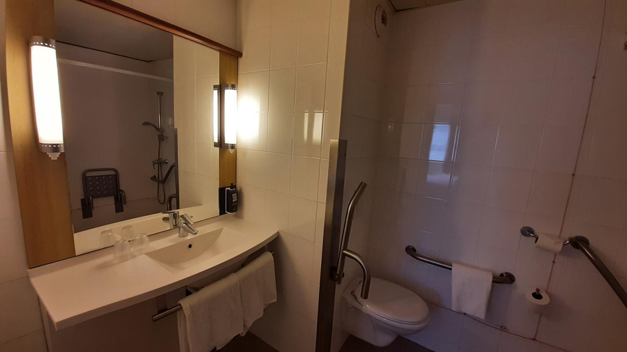 Bathroom 5, ibis Lisboa Jose Malhoa, Lisbon