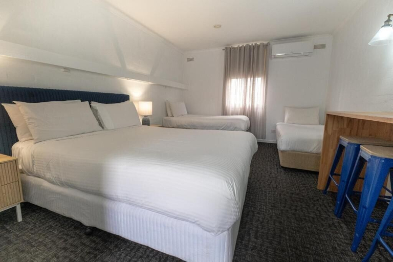 Bedroom 5, The Caledonian Inn, Moyne - South