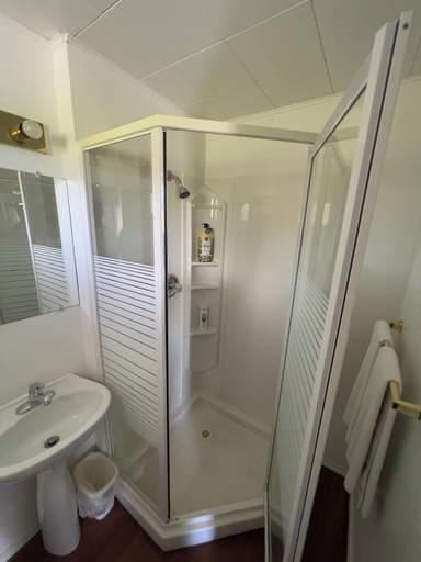 Bathroom 3, Monashee Motel, Columbia-Shuswap