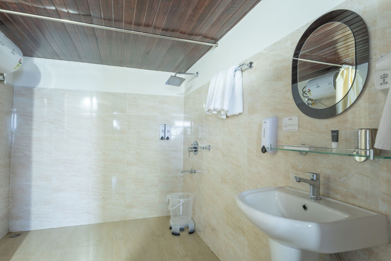 Bathroom 4, Summit Sherpa Mountain Inn, Darjiling