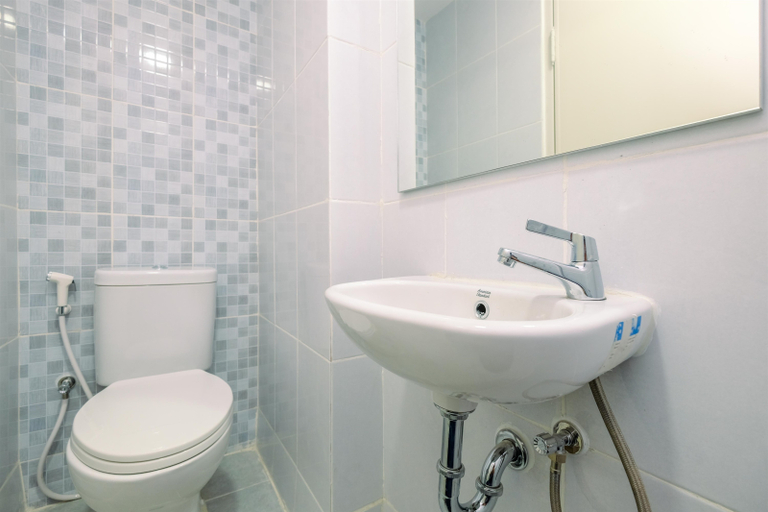 Bathroom 5, Warm and Cozy Studio at Tokyo Riverside PIK 2 Apartment By Travelio, Tangerang
