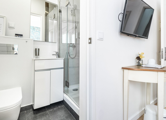 Bathroom 4, Lisbon Terrace Suites for Large Groups, Lisbon