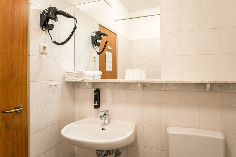 Bathroom 2, Antares Apartments, Düsseldorf