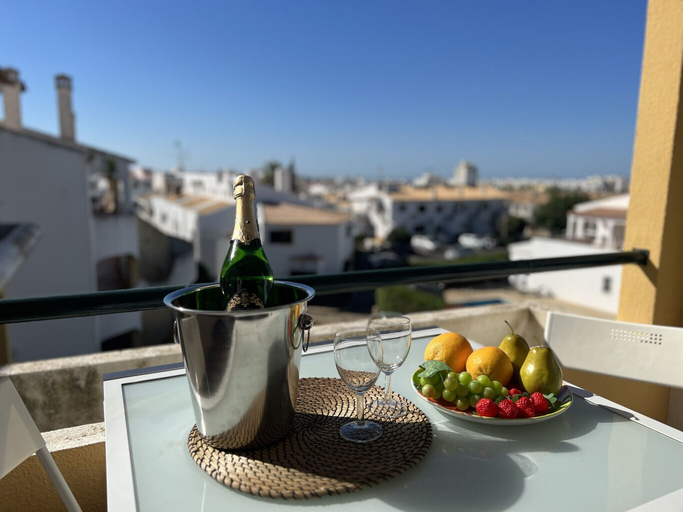 Food & Drinks 5, Quarteira Classic With Pool by Homing, Loulé