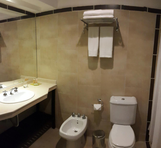 Bathroom 3, Altos, Capital
