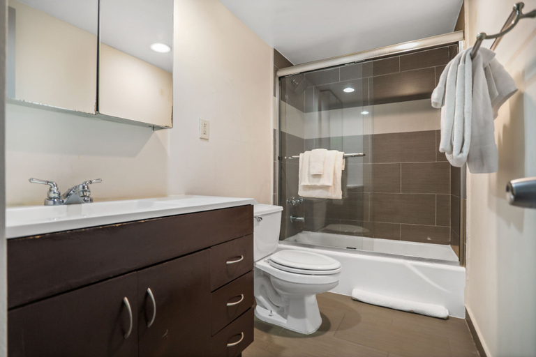 Bathroom 4, Amazing Condo 3 min to the Beach, Miami-Dade