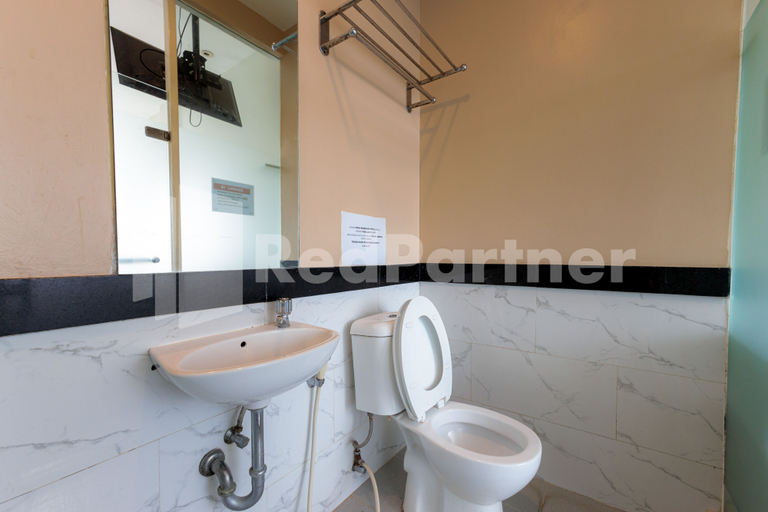 Bathroom 3, Ichiza Room RedPartner, West Jakarta