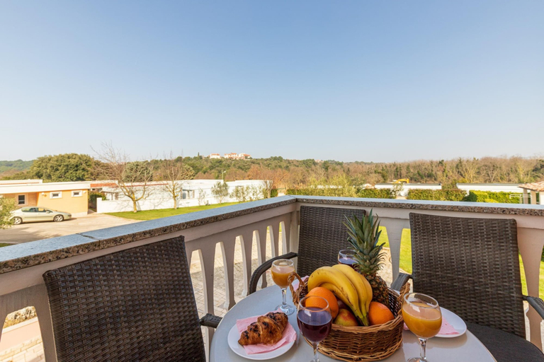 Food & Drinks 5, Apartments with Shared Pool Rocco 1, Medulin