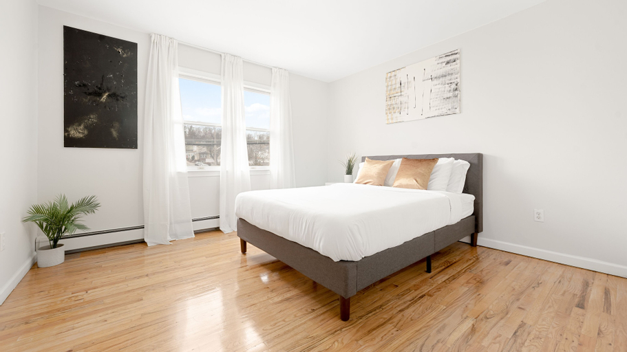 Modern Luxury Home w GameRoom & Parking, Westchester