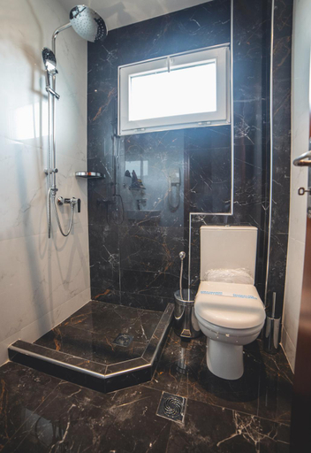 Bathroom 5, Galaxy, Thessaly
