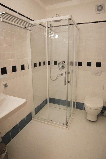 Bathroom 3, HOTEL U PARKU, Beroun