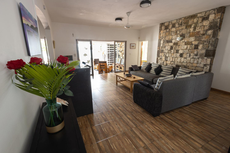Entrance, Les Villas 33