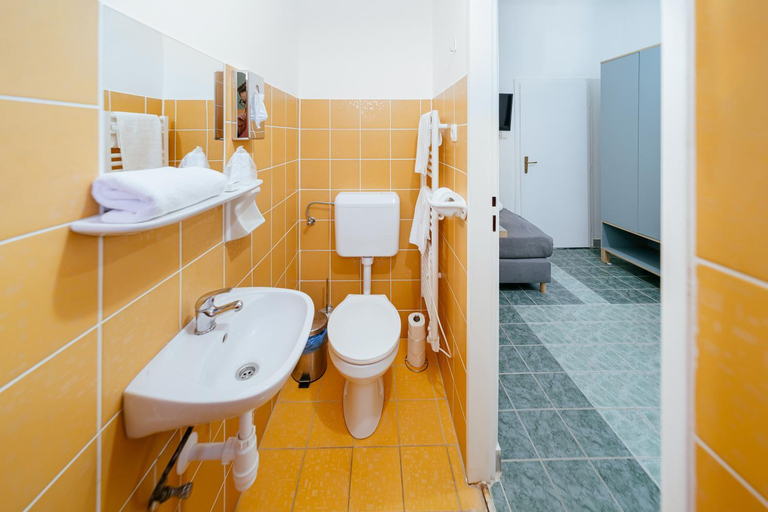 Bathroom 3, Raczi Hotel, Tur Event Center?, Sátoraljaújhely