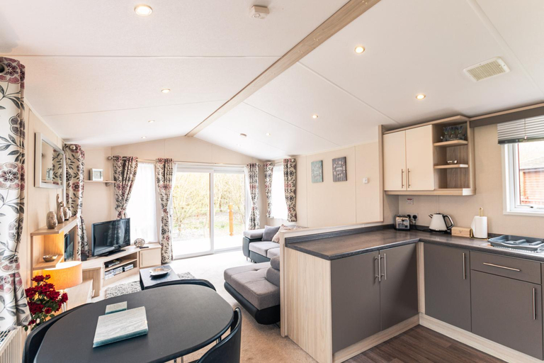 Others 5, Meadows Lodge with Hot Tub, North Yorkshire